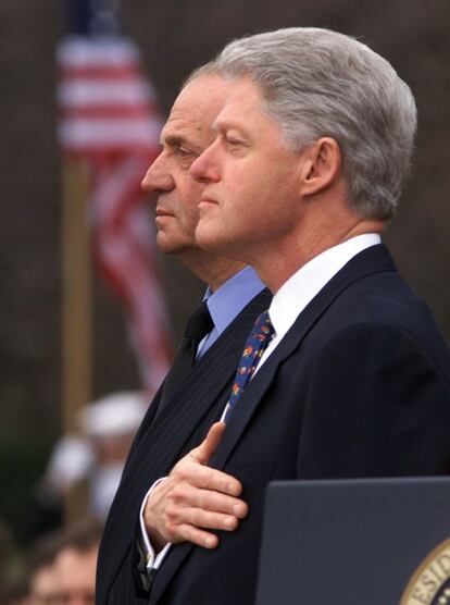 23 de febrero de 2000. Visita de los Reyes de España a Estados Unidos. En la foto, el presidente Bill Clinton junto al Rey Juan Carlos I mientras escuchan los himnos de ambos países a la llegada de los monarcas a la Casa Blanca en Washington.