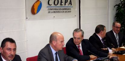 El consejero de Econom&iacute;a, M&aacute;ximo Buch, con directiva de la patronal alicantina Coepa, ayer.