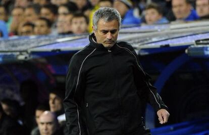 Mourinho trata de controlar el balón durante el partido.