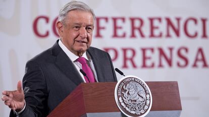 El presidente López Obrador durante su rueda de prensa matutina, en Palacio Nacional de Ciudad de México (México), este lunes.