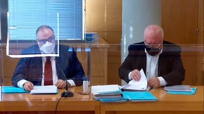 A la derecha y con mascarilla negra, el comisario jubilado José Manuel Villarejo, durante un juicio celebrado el pasado 15 de enero.