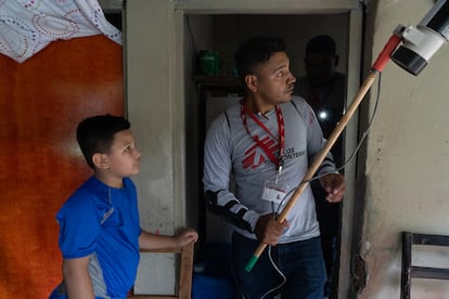 Captura de mosquito de dengue por voluntarios de Médicos Sin Fronteras, en Tegucigalpa, Honduras, el 29 de agosto de 2023.