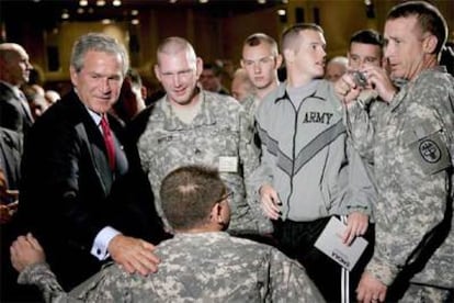 Bush saluda a varios soldados tras su discurso en la Asociación de Oficiales Militares, en Washington.