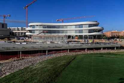Imagen del centro comercial o 'hub' gastronómico La Finca Grand Café, en el que habrá más de una decena de restaurantes 'premiun'. Sobre la cubierta del aparcamiento (justo delante del edificio) habrá un lago con pantalanes para comer. Alrededor de esa zona, unos metros más abajo, junto al club de golf, se situará el nuevo DiverXo, restaurante de David Muñoz.
