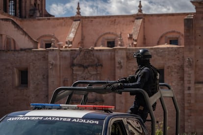 Elementos de la policía estatal vigilan en la Avenida Hidalgo del centro de Zacatecas, en septiembre de 2023.