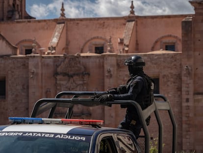 Elementos de la policía estatal vigilan en la Avenida Hidalgo del centro de Zacatecas, en septiembre de 2023.