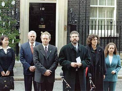 Gerry Adams (tercero por la derecha) y el jefe de la delegación del Sinn Fein, Martin McGuiness (a su derecha), en Downing Street en diciembre de 1997.