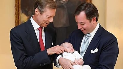 El duque Enrique de Luxemburgo junto a su hijo Guillermo y bebé de este, el príncipe Carlos.