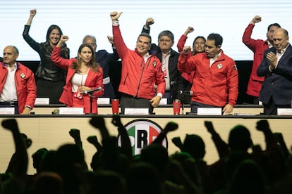 Alejandro Moreno Cárdenas, al centro, durante la 24 Asamblea Nacional Ordinaria del PRI, el 7 de julio 2024.