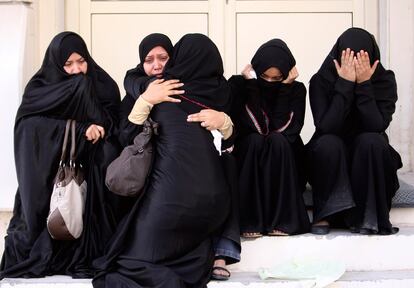 Un grupo de mujeres espera a las puertas de un hospital de Manama, donde están ingresadas las víctimas de la represión policial contra los opositores.