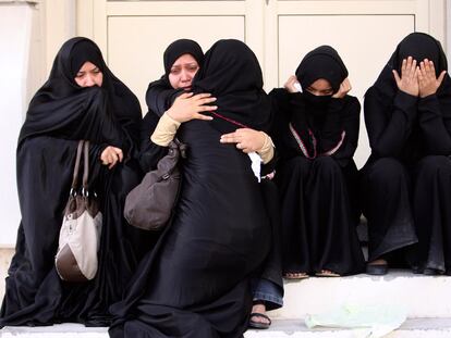 Un grupo de mujeres espera a las puertas de un hospital de Manama, donde están ingresadas las víctimas de la represión policial contra los opositores.