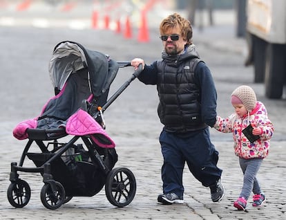 El actor paseando con su hija mayor (nunca ha desvelado su nombre aunque los medios se refieren a ella como Zelig) por los alrededores de su casa en 2014.