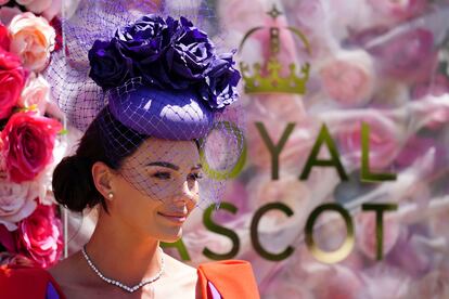 Una mujer luce un tocado morado con flores y una redecilla en el hipódromo de Ascot el primer día del evento. 