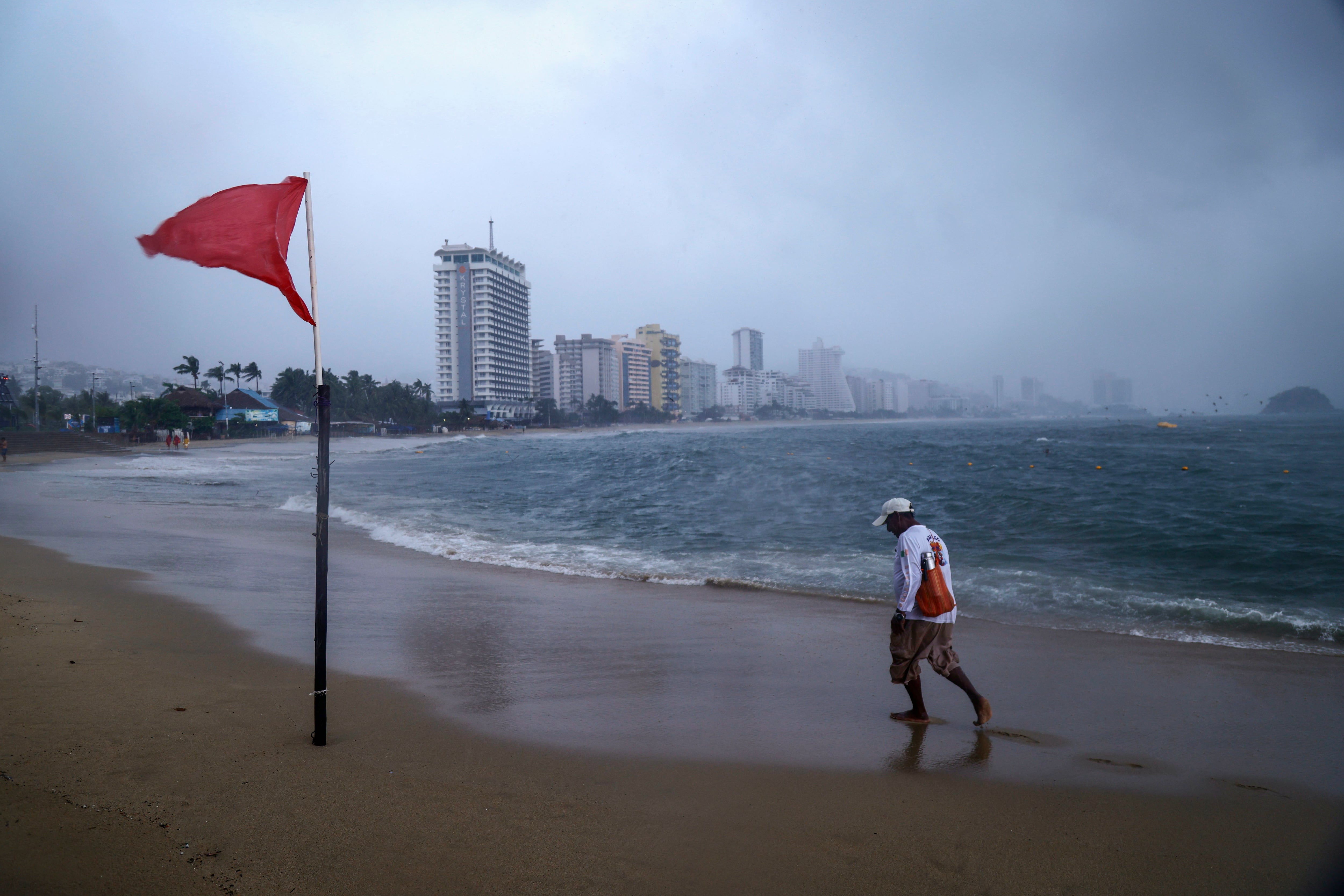 Impacto del huracán 'Polo' en la costa de Acapulco (Guerrero), este miércoles.