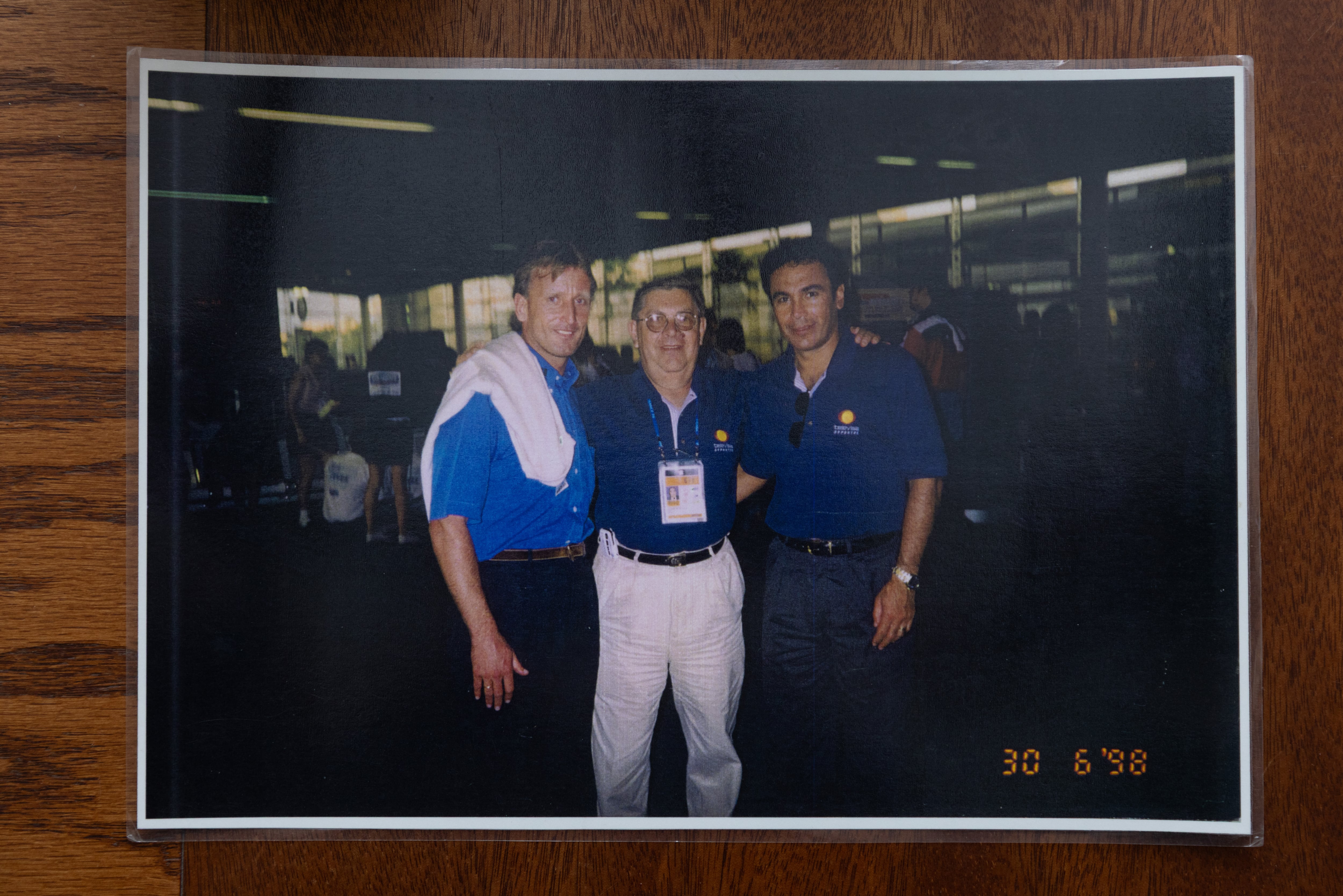 Andreas Brehme, Roberto Guerrero y Hugo Sánchez en una fotografía de 1998.