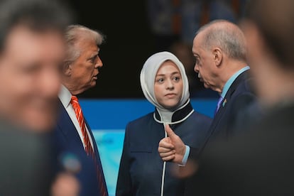 Trump y Erdogan charlan al inicio de la sesión plenaria de la cumbre.