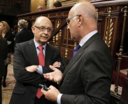 El ministro de Hacienda, Cristóbal Montoro (izquierda), y el portavoz parlamentario de CiU, Josep Antoni Duran Lleida (d), en el pleno del Congreso del miércoles.