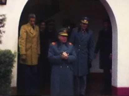 Fotograma de la serie documental "Colonia Dignidad". El dictador chileno Augusto Pinochet en visita a la colonia