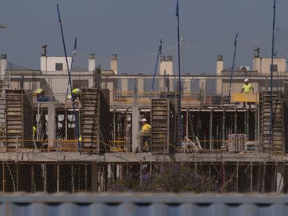 Varios obreros trabajan en la construcción de un edificio de viviendas en Bormujos, Sevilla.