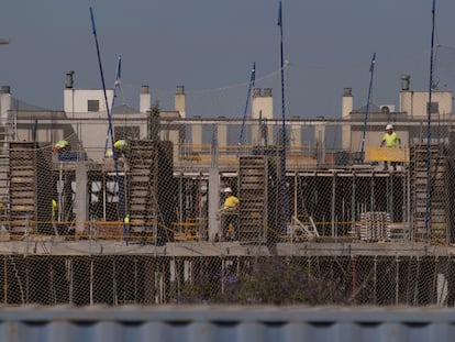 Varios obreros trabajan en la construcción de un edificio de viviendas en Bormujos, Sevilla.