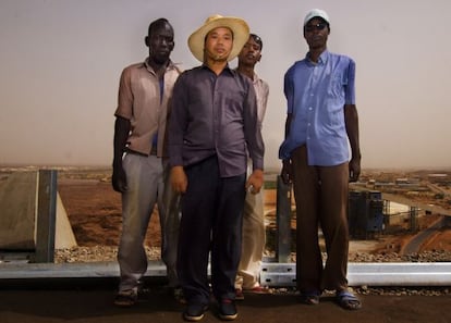 Trabajadores chinos y sudaneses en la presa Merowe, en el Congo, el mayor proyecto de infraestructura efectuado por China en &Aacute;frica.