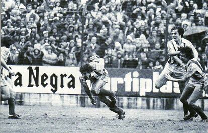 Los jugadores de la Real acuden a celebrar un gol con Zamora.