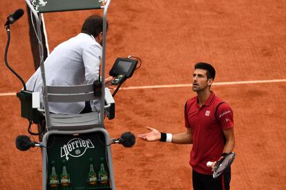 Novak Djokovic protesta un punto de partido ante el arbitro.