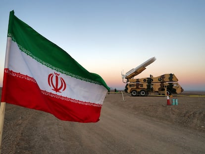 Una bandera iraní, cerca de una lanzadera de misiles, durante un simulacro militar en octubre de 2020.