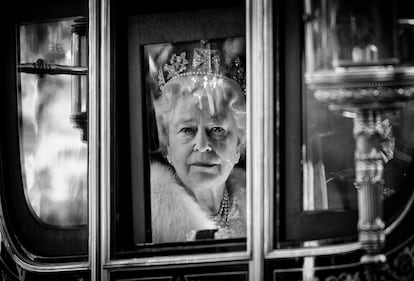 La reina Isabel II se traslada en carruaje desde el palacio de Buckingham hasta el palacio de Westminster para asistir a la apertura del Parlamento, el 6 de noviembre de 2007. 