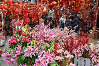 La gente compra objetos decorativos antes del Año Nuevo Lunar en Hong Kong (China). El año nuevo lunar chino, o Festival de la Primavera, se celebrará el 1 de febrero y anuncia el inicio del Año del Tigre.