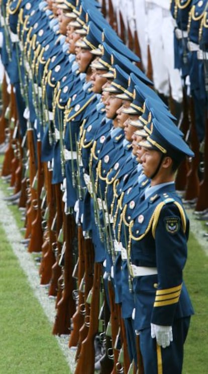 Militares del Ejército chino durante una izada de bandera en Hong Kong.