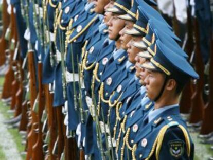 Militares del Ejército chino durante una izada de bandera en Hong Kong.