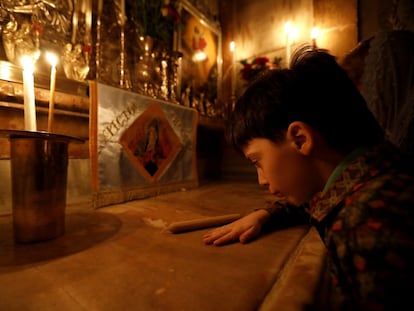 Menino reza na Igreja do Santo Sepulcro, na Cidade Velha de Jerusalém.