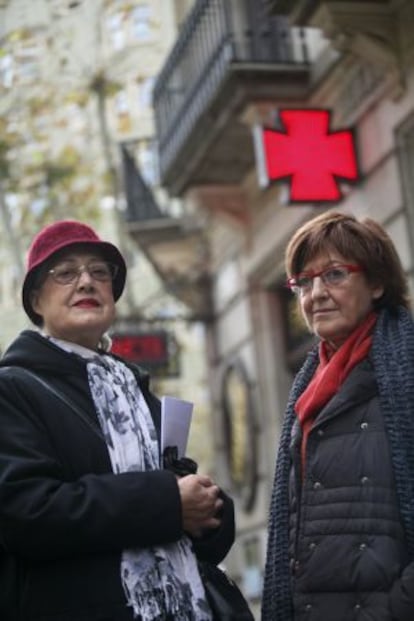 Transplant recipients María Ramírez and Charo Martínez have had trouble obtaining their medication.