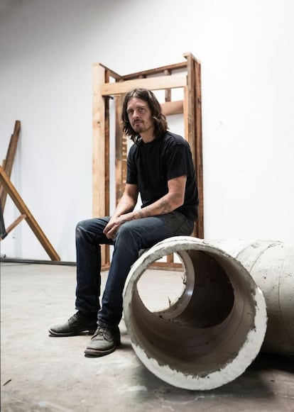 El artista Oscar Tuazon, representado por Maccarone, trabaja en uno de los talleres contiguos.