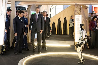 El rey Felipe VI  junto al el alcalde de Barcelona, Jaume Collboni, y el presidente de la Generalitat, Salvador Illa, esta mañana en el Mobile World Congress.