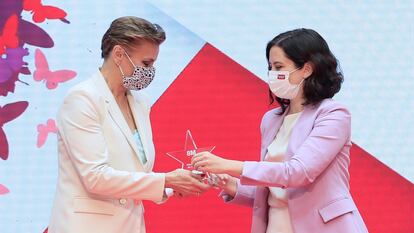 La presidenta de la Comunidad de Madrid, Isabel Díaz Ayuso (d), entregando el 8 de marzo de 2021 un premio a la Mujer Pionera a la taekwondista Coral Bistuer, con motivo del Día Internacional de la Mujer.