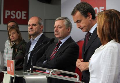 Zapatero, junto a otros miembros de la ejecutiva socialista, comparece ante la prensa.