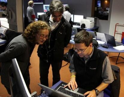 La física española Teresa Rodrigo en la sala de control del detector CMS.