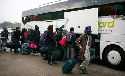 Un primer autobús con unos 50 inmigrantes y refugiados de Afganistán y de Sudán ha salido de Calais, en el norte de Francia, en el marco del proceso de desalojo del campamento conocido como la 'Jungla', según ha informado la emisora radiofónica France Blue Nord.