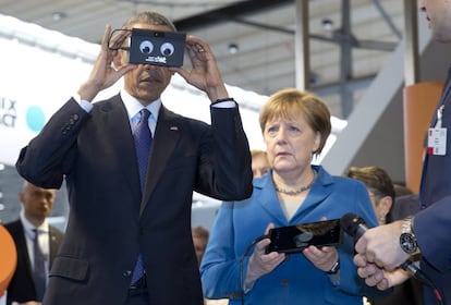 Barack Obama prueba un gadget en presencia de Angela Merkel durante su visita a Hannover.