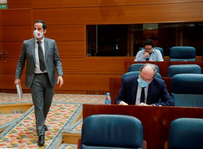 El vicepresidente de Madrid, Ignacio Aguado antes del comienzo del pleno de la Asamblea.