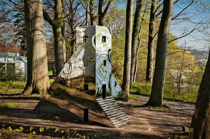 Unas 60 esculturas componen el parque del Museo Louisiana, uno de los más prestigiosos de Dinamarca, ubicado unos 32 kilómetros al norte de Copenhague, con vistas al mar del estrecho de Oresund y al litoral sueco. Abierto en 1958 por el empresario de quesos y filántropo Knud W. Jensen, los arquitectos Jorgen Bo y Wilhlem Wohfert construyeron los edificios, mientras que Ole y Edith Norgaard se encargaron del paisajismo. Esculturas de clásicos del siglo XX como Joan Miró, Max Ernst, Jean Dubuffet, Jean Arp o Henry Moore se unen a nombres como Richard Serra o Not Vital. El 17 de junio se abre en el museo una retrospectiva dedicada a Marina Abramovic (hasta el 22 de octubre). www.louisiana.dk