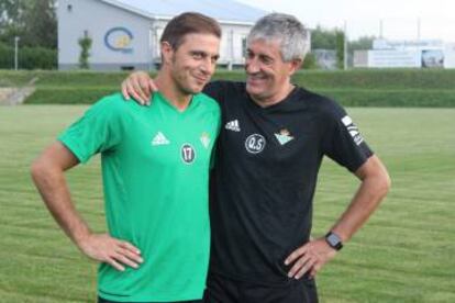 Joaquín y Setién departen antes de un entrenamiento.