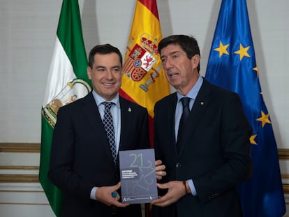El presidente de la Junta de Andalucía, Juanma Moreno, y el presidente del Consejo Económico Social (CES), Juan Marín, este lunes en el Palacio de San Telmo.