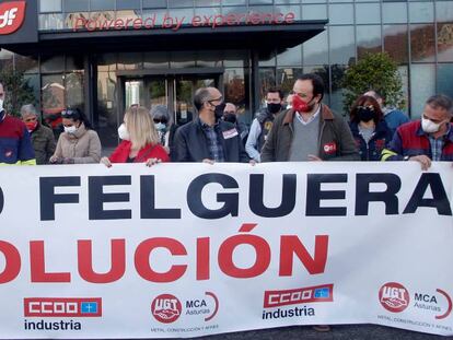 Manifestación de Duro Felguera, enfrente de su sede en Gijón. 