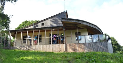 Las instalaciones de la escuela se encuentran en Fresnedillas de la Oliva, en la sierra de Madrid.