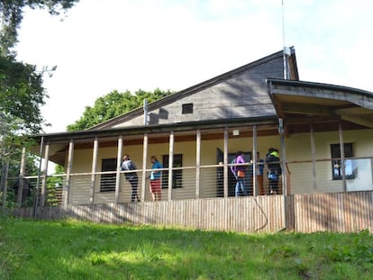 Las instalaciones de la escuela se encuentran en Fresnedillas de la Oliva, en la sierra de Madrid.