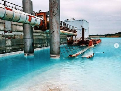 Una imagen un poco más realista del lugar: este lago de aguas turquesas es en realidad el lugat al que van a parar los desechos de una central térmica que abastece de electricidada la ciudad de Novosibirsk.