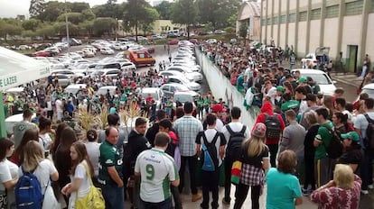 Torcedores da Chapecoense em frente à sede do clube, na cidade de Chapecó (SC), depois de divulgada a notícia do acidente do avião no qual viajava o time.